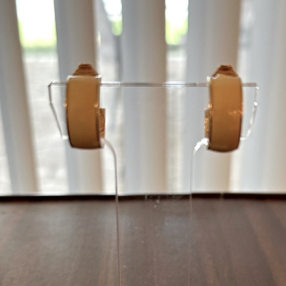 VTG Monet Ivory Emerald & Gold Tone Clip-On Earrings - Picture 2 of 8